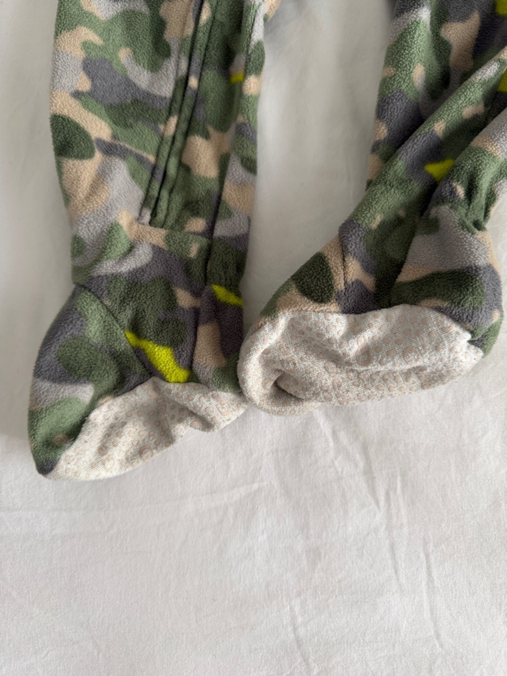 One-Piece Fleece Footed Pajamas- Green Camo size 12-18months - Picture 3 of 6